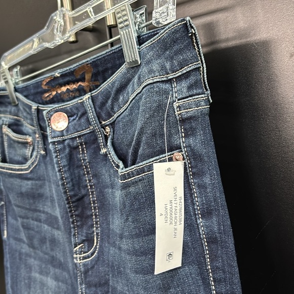 Seven7 Hayden Flare,High Rise,frayed hem,5 Pocket Belt Loop,zipper fly,sewn logo - Picture 4 of 9